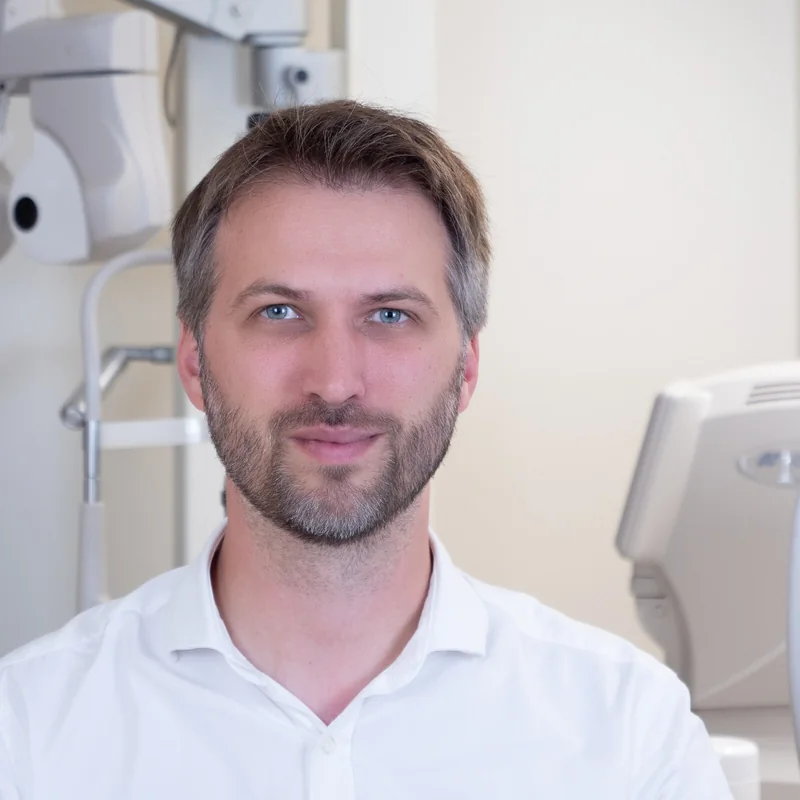 Portrait de Thibaud Syre dans un environnement d’examen visuel